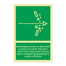 Nooduitgang alleen te gebruiken in geval van nood. Trap deze muur eruit. Zorg ervoor dat uw eigen veiligheid gewaarborgd is terwijl u dit doet