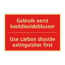 Gebruik eerst kooldioxideblusser - Use carbon dioxide extinguisher first