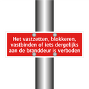 Het vastzetten, blokkeren, vastbinden of iets dergelijks aan /.../