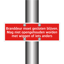 Branddeur moet gesloten blijven. Mag niet opengehouden worden /.../