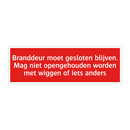 Branddeur moet gesloten blijven. Mag niet opengehouden worden /.../