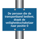De persoon die de transportband bedient, draait de veiligheidsschakelaar naar positie 0