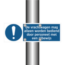 De vrachtwagen mag alleen worden bediend door personeel met een rijbewijs