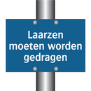 Laarzen moeten worden gedragen & Laarzen moeten worden gedragen & Laarzen moeten worden gedragen