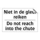 Niet in de gleuf reiken - Do not reach into the chute