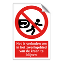 Het is verboden om in het zwenkgebied van de kraan te blijven