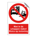 Niet in de schappen rijden! Risico op instorting