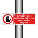 Betreden van de paddock en het voeren van de paarden is verboden