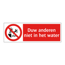 Duw anderen niet in het water