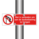 Het is verboden om aan de basketbalring te hangen