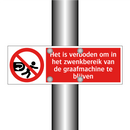 Het is verboden om in het zwenkbereik van de graafmachine te blijven