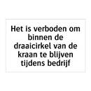 Het is verboden om binnen de draaicirkel van de kraan te blijven tijdens bedrijf