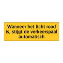 Wanneer het licht rood is, stijgt de verkeerspaal /.../