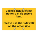 Gebruik alstublieft het trottoir aan de andere kant - Please use the sidewalk on the other side