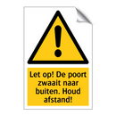 Let op! De poort zwaait naar buiten. Houd afstand!