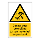 Gevaar voor beknelling tussen materiaal en persbank