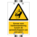 Gevaar voor handverplettering tussen de gereedschappen van een pers!