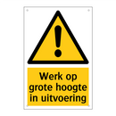 Werk op grote hoogte in uitvoering & Werk op grote hoogte in uitvoering